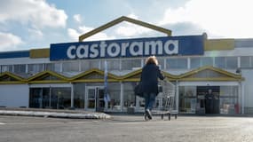 Une femme entre dans un magasin Castorama à Hellemmes, dans le nord de la France, le 20 mars 2019. (Illustration)