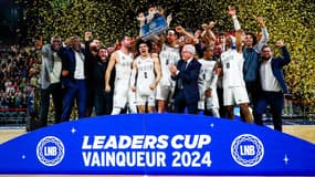 La joie des Parisiens soulevant le trophée de la Leaders Cup, le premier titre du Paris Basketball, le 18 février 2024