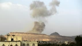 De la fumée s'élève au dessus d'un dépôt d'armes le 6 juillet 2015 à Sanaa au Yémen