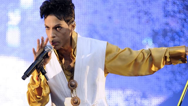 Prince sur la scène du Stade De France, en 2011.