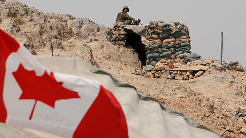 Un drapeau canadien flotte près d'un bunker en Afghanistan, le 5 juillet 2011.