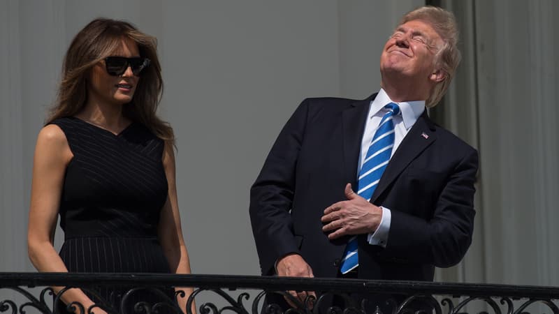 Donald Trump regarde l'éclipse solaire sans lunettes de protection, le 21 août, à la Maison Blanche. 