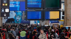 Des voyageurs en attente de leurs trains à la gare du Nord, à Paris le 7 mars 2025 après la découverte d'une bombe de la Seconde Guerre mondiale à proximité.