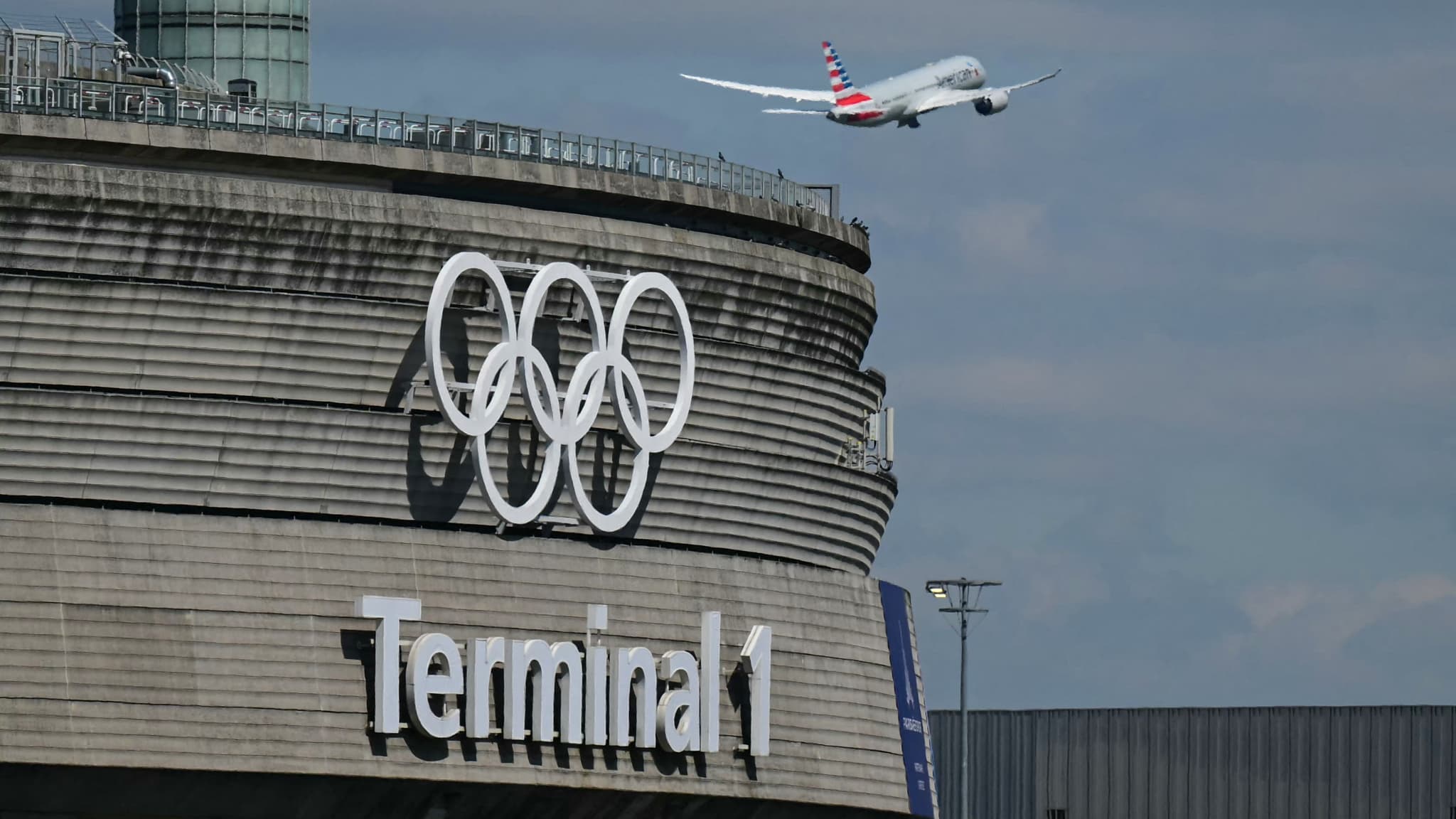 "ÇA NE S'ARRÊTE PAS": UN ÉLU DU VAL-D'OISE EXIGE UN "COUVRE-FEU" À L'AÉROPORT DE ROISSY-CHARLES DE GAULLE