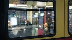 Des passagers portent des masques de protections dans un train de banlieue, à Berlin (Allemagne) le 18 janvier 2021. (PHOTO D'ILLUSTRATION)