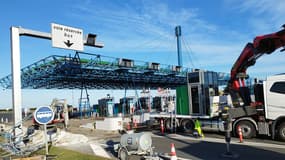 Les travaux sur les bornes du péage de l'île de Ré, en Charente-Maritime. 