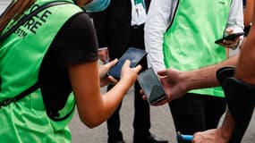 Un contrôle sanitaire à l'entrée du stade Geoffroy-Guichard, à Saint-Étienne le 8 août 2021