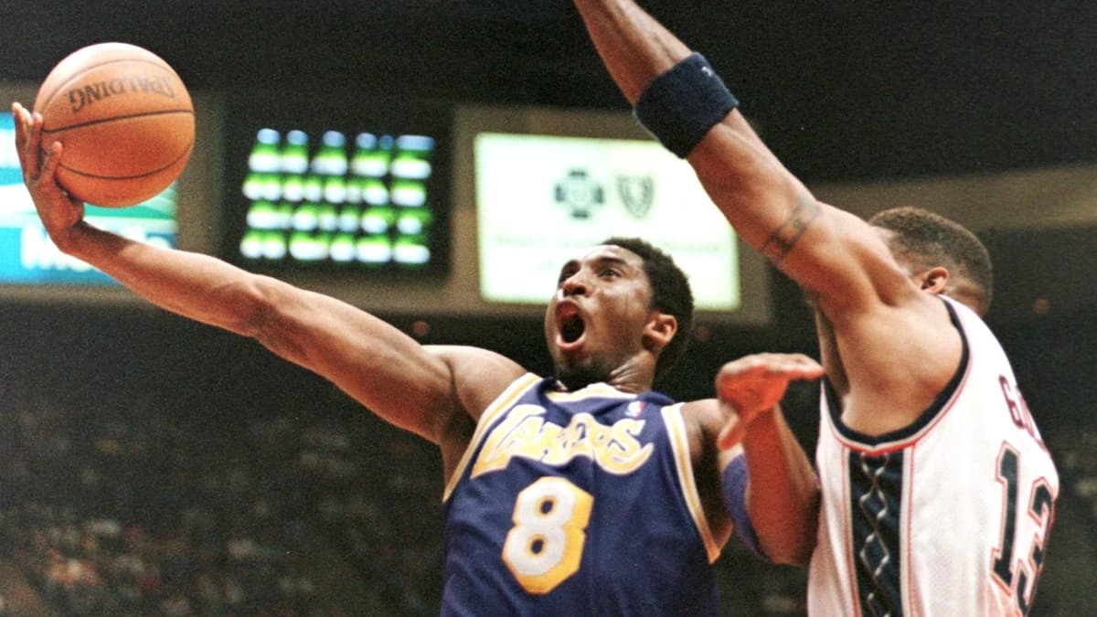 Kobe Bryant dans ses œuvres avec les Lakers en avril 1998 Kobe Bryant dans ses œuvres avec les Lakers en avril 1998
