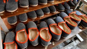 Des modèles de "charentaises" dans l'usine charentaise Rondinaud à Rivieres, près de La Rochefoucauld, dans le sud-ouest de la France, qui existe depuis 1907 et emploie 130 personnes.