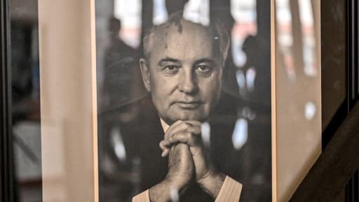 Une photographie de Mikhaïl Gorbatchev apposée devant ses anciens bureaux, le 31 août 2022