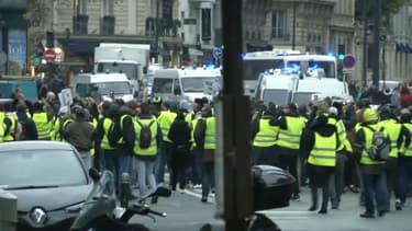 Des gilets jaunes face aux forces de l'ordre à Paris ce 24 novembre.