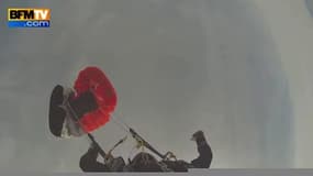 En plein vol, elle met le feu à son parachute