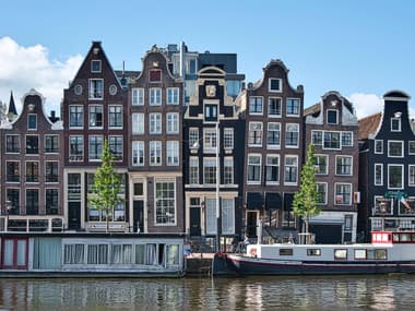 Une rue du centre-ville d'Amsterdam (Pays-Bas), au bord d'un canal (photo d'illustration).