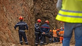 Des équipes de secours tentent d'extraire Ryana, un enfant de cinq ans tombé dans un puits profond, près de Bab Berred, dans le nord du Maroc, le 4 février 2022