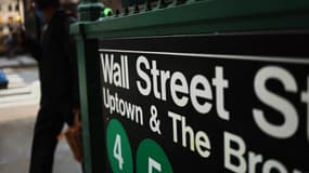 Le panneau de la station de métro de Wall Street est visible le 7 avril 2025 à New York.