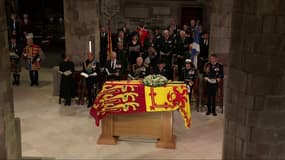 Le cercueil de la défunte reine dans la cathédrale Saint-Gilles d'Edimbourg
