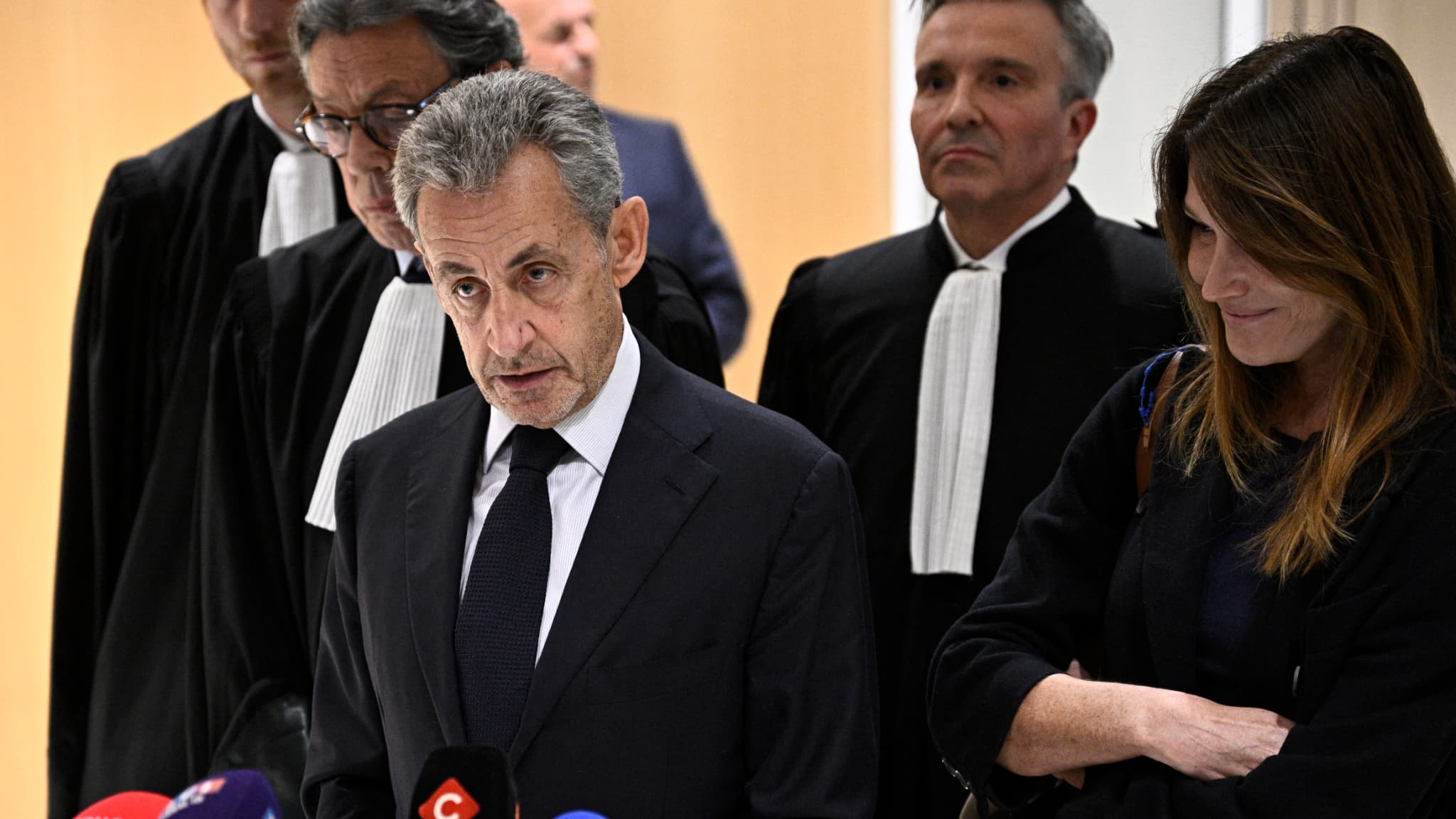 "JE SUIS INNOCENT": CONDAMNÉ, NICOLAS SARKOZY ASSURE QU'IL "DORMIRA EN PRISON LA TÊTE HAUTE"