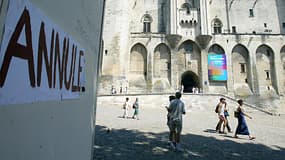 Le Palais des Papes, lors de l'annulation du Festival d'Avignon en 2003 lors d'un précédent mouvement social