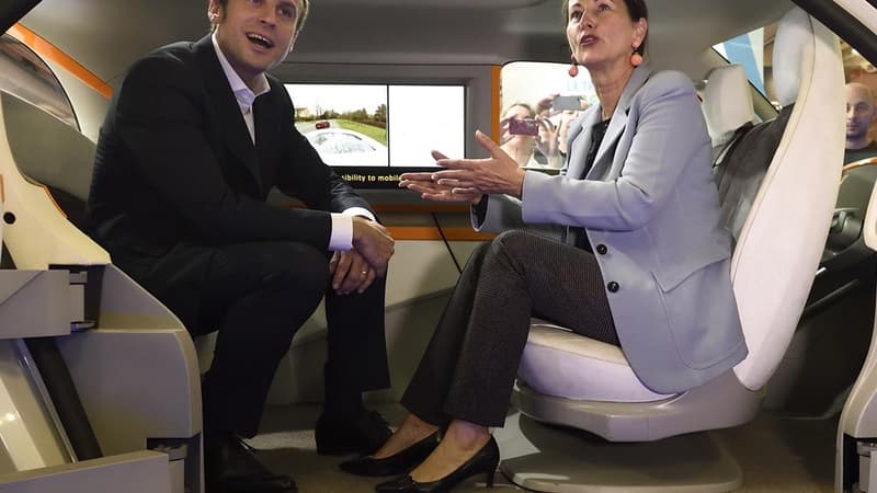 Emmanuel Macron et Ségolène Royal visitent une voiture électrique, au Mondial de l'automobile de Paris.