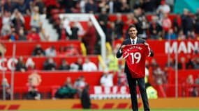 Le défenseur français Raphaêl Varane, nouvelle recrue de Manchester United, est présenté aux supporters avant le début du match contre Leeds comptant pour la 1ère journée de la Premier League, le 14 août 2021 à Old Trafford