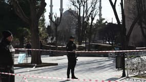 La police turque bloque l'accès à la mosquée bleue après l'explosion qui a retenti dans le centre touristique d'Istanbul, faisant plusieurs morts ce 12 janvier 2016.