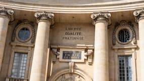 La façade de la faculté de droit de la Sorbonne, université Paris 1 Panthéon-Sorbonne (5e arrondissement de Paris), le 25 mars 2022.