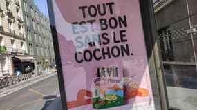 Une affiche sur un arrêt de bus "Tout est bon sans le cochon", de la marque vegan La Vie, le 22 mars 2022, à Paris. (photo d'illustration)