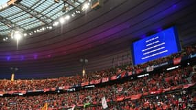 Un écran informe les supporters du retard de la finale Liverpool-Real Madrid de la Ligue des champions, au Stade de France à Saint-Denis, le 28 mai 2022