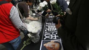 Signatures à Hong Kong en faveur de Liu Xiaobo. Le dissident chinois Liu Xiaobo, toujours incarcéré dans son pays, est à la fois le héros et le grand absent de la cérémonie du prix Nobel de la paix 2010, organisée vendredi à Oslo. /Photo prise le 10 décem