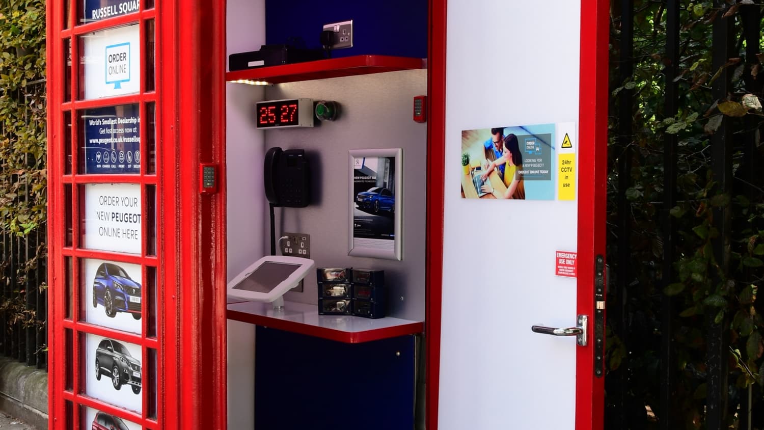 La cabine a été aménagé pour pouvoir configurer et commander une véhicule Peugeot en ligne.