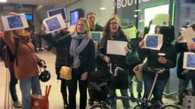 Des "navetteurs" ont manifesté en gare de Lille Europe jeudi soir.