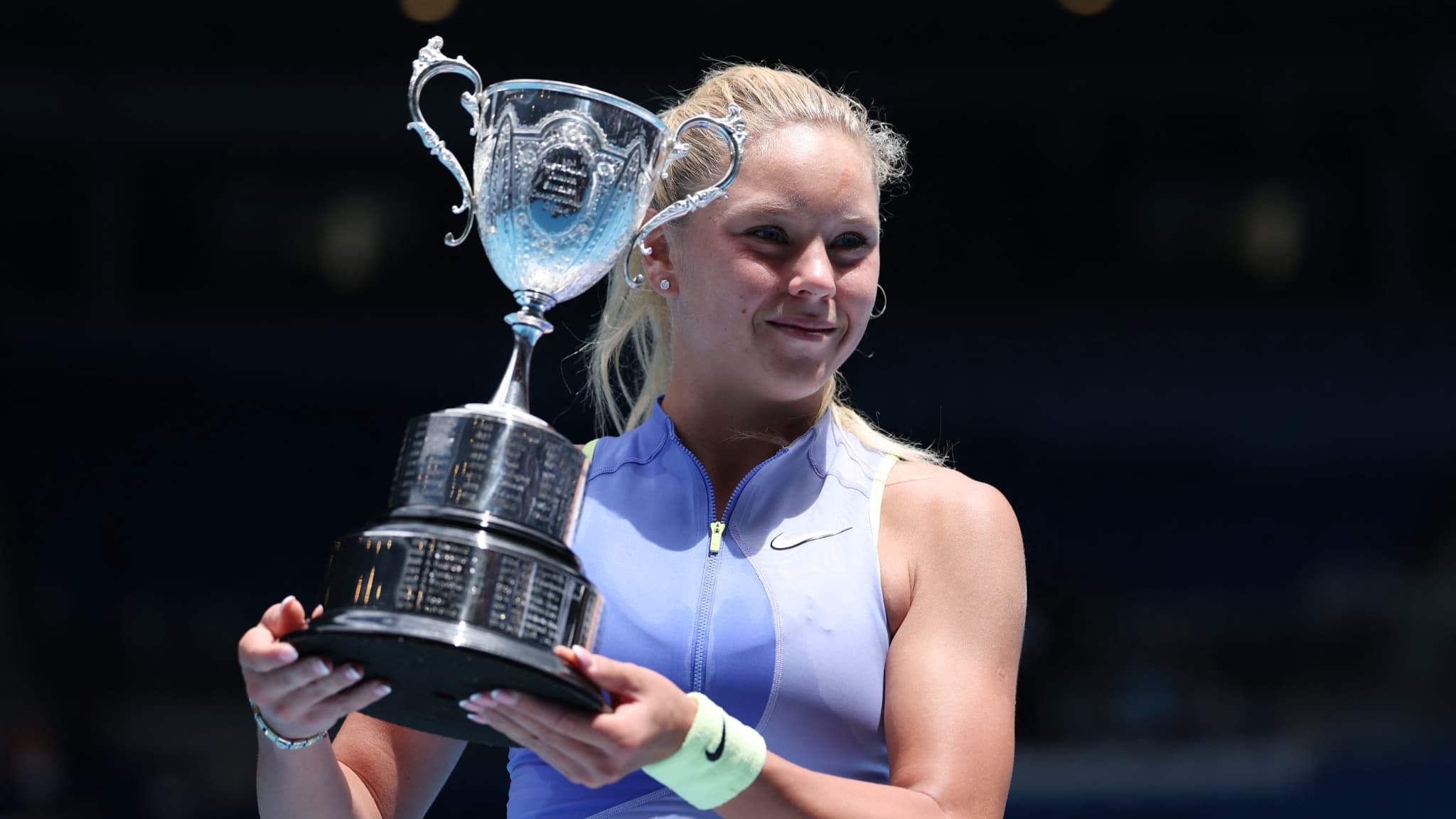 Ksenia Efremova avec le trophée de sa victoire à l'Open d'Australie Juniors le 1er février 2026 à Melbourne