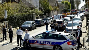 Les abords du commissariat de Rambouillet le 23 avril 2021