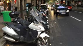 Un deux-roues garé à Paris (Illustration)
