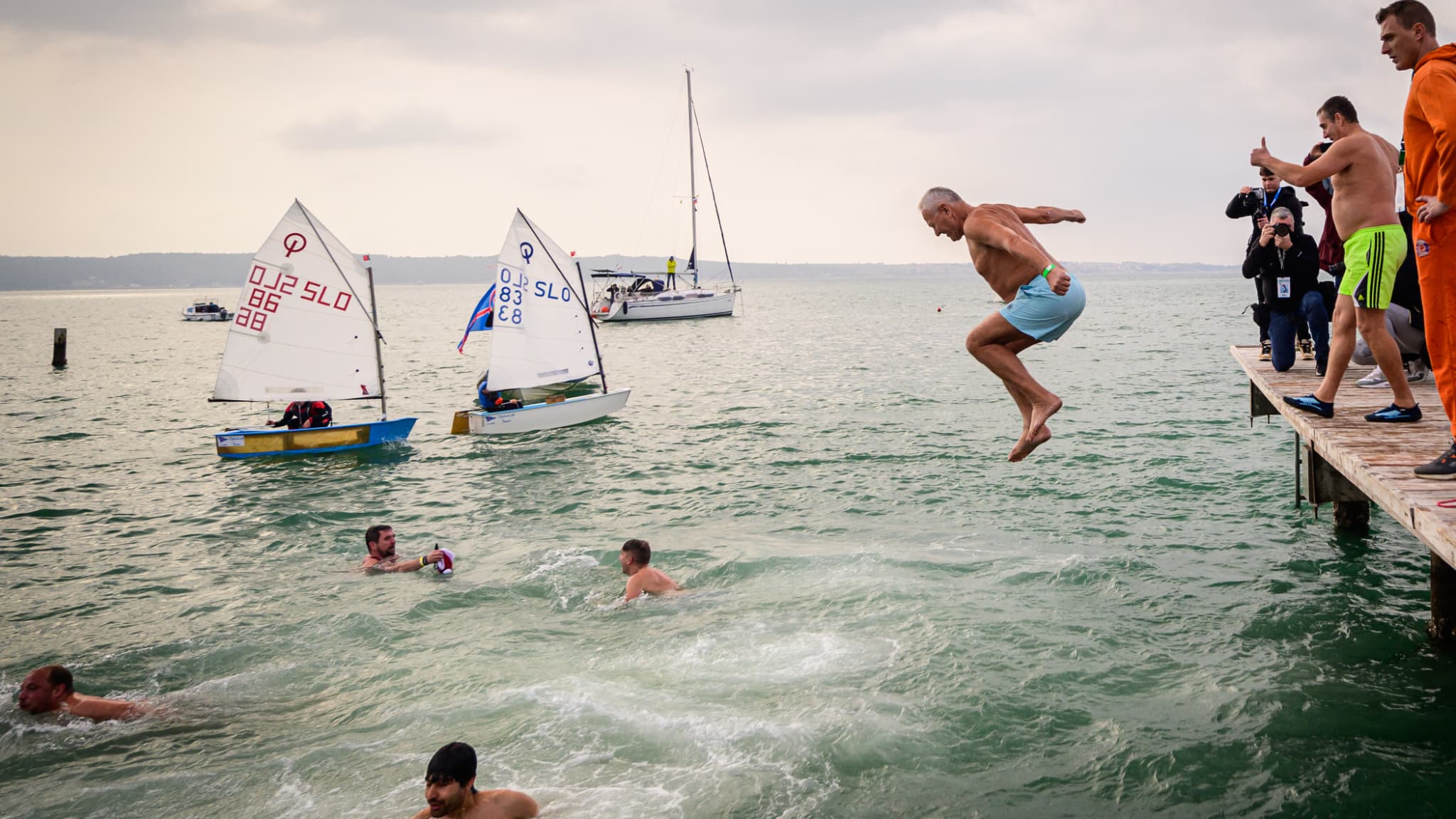 Des personnes sautent dans l'eau lors du traditionnel saut du Nouvel An dans la mer Adriatique à Portoroz, le 1er janvier 2024.