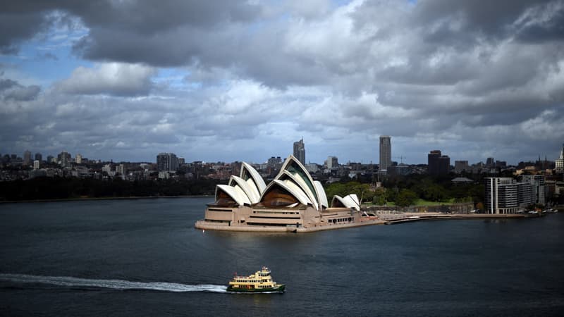Un ferry navigue devant l'opéra dans le port de Sydney (Australie), le 14 mai 2020.