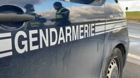 Les gendarmes devant le domicile de la victime à Berre-l'Étang.
