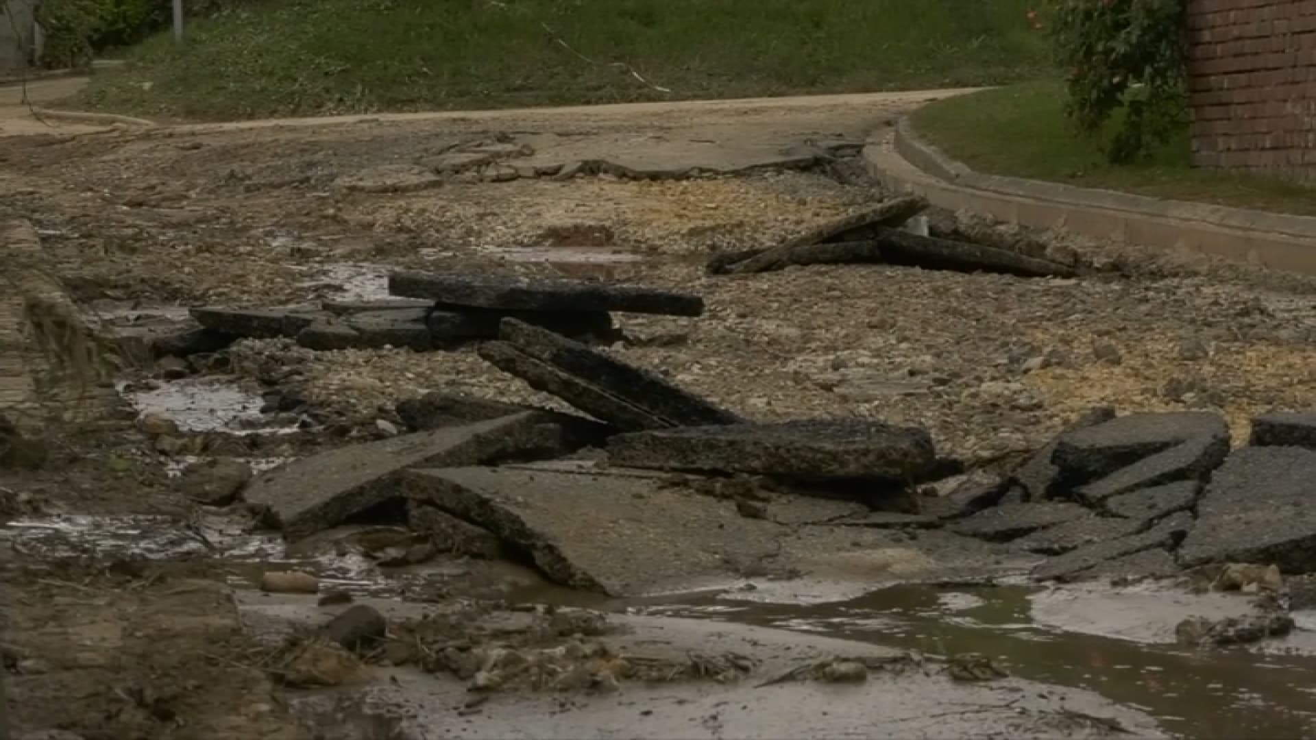 L'une des rues principales de Sailly-Laurette détruite par l'eau et la boue, le 23 mai 2024