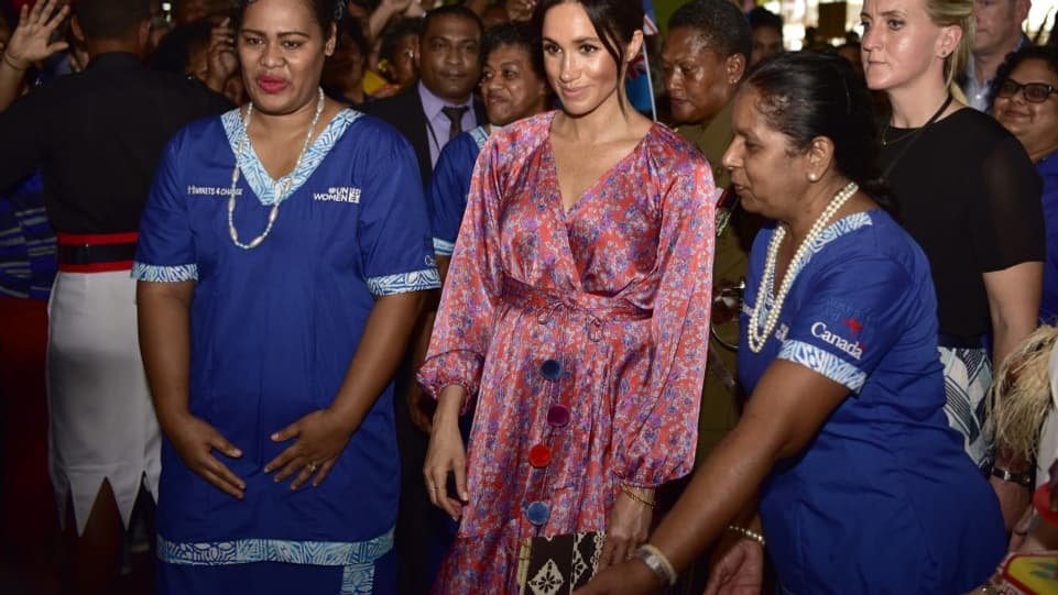 eghan Markle lors de sa visite du marché de Suva eghan Markle lors de sa visite du marché de Suva