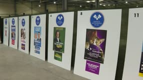 Des panneaux en carton installés pour accueillir les affiches des candidats aux élections européennes
