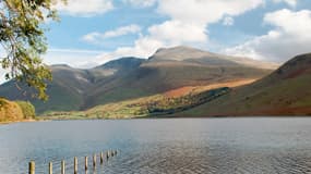 Le lac Wastwater avec le Scafell Pike en Angleterre
