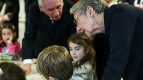 Le Premier ministre François Bayrou et la ministre de l'Education Elisabeth Borne en visite dans une école élémentaire à Rueil-Malmaison, le 28 mars 2025 dans les Hauts-de-Seine
