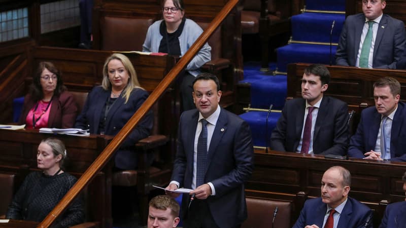 Une photo prise le 17 décembre 2022 par les Chambres de l'Oireachtas montre le nouveau Premier ministre irlandais Leo Varadkar (C) s'adressant aux députés au Dail, la chambre basse du parlement irlandais, à Dublin