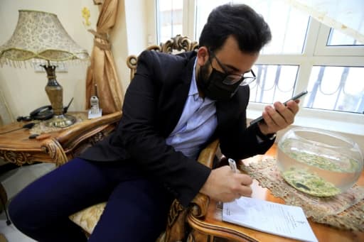Le Dr Sami Yahya al-Hajj au téléphone avec un patient, à Sanaa, au Yémen, le 2 juin 2020 Le Dr Sami Yahya al-Hajj au téléphone avec un patient, à Sanaa, au Yémen, le 2 juin 2020