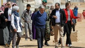 Le secrétaire général de l'ONU Antonio Guterres (c) visite le camp de réfugiés syriens de Zaatari, le 28 mars 2017 en Jordanie