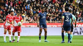 La défense du PSG Presnel Kimpembe et Marquinhos dépassée à Monaco, le 20 mars 2022 