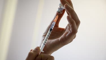 Une aiguille et une fiole du vaccin Pfizer/BioNTech.