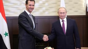 Bashar Al-Assad et Vladimir Poutine se serrent la main, le 20 novembre 2017