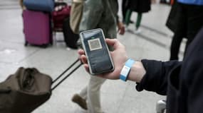 Un passager présente son pass sanitaire le 9 août 2021 à la gare de Lyon à Paris