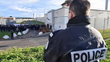 Un policier devant des surveillants de prison en grève, le 22 janvier 2018 à la prison de Béziers.